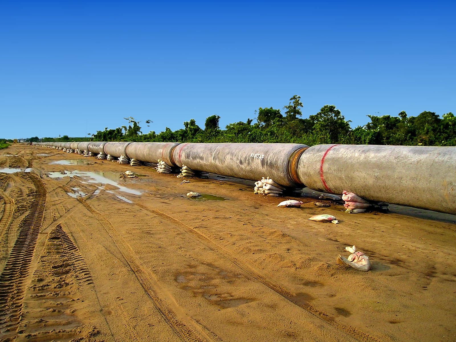Welded concrete-coated pipe string along the right-of-way