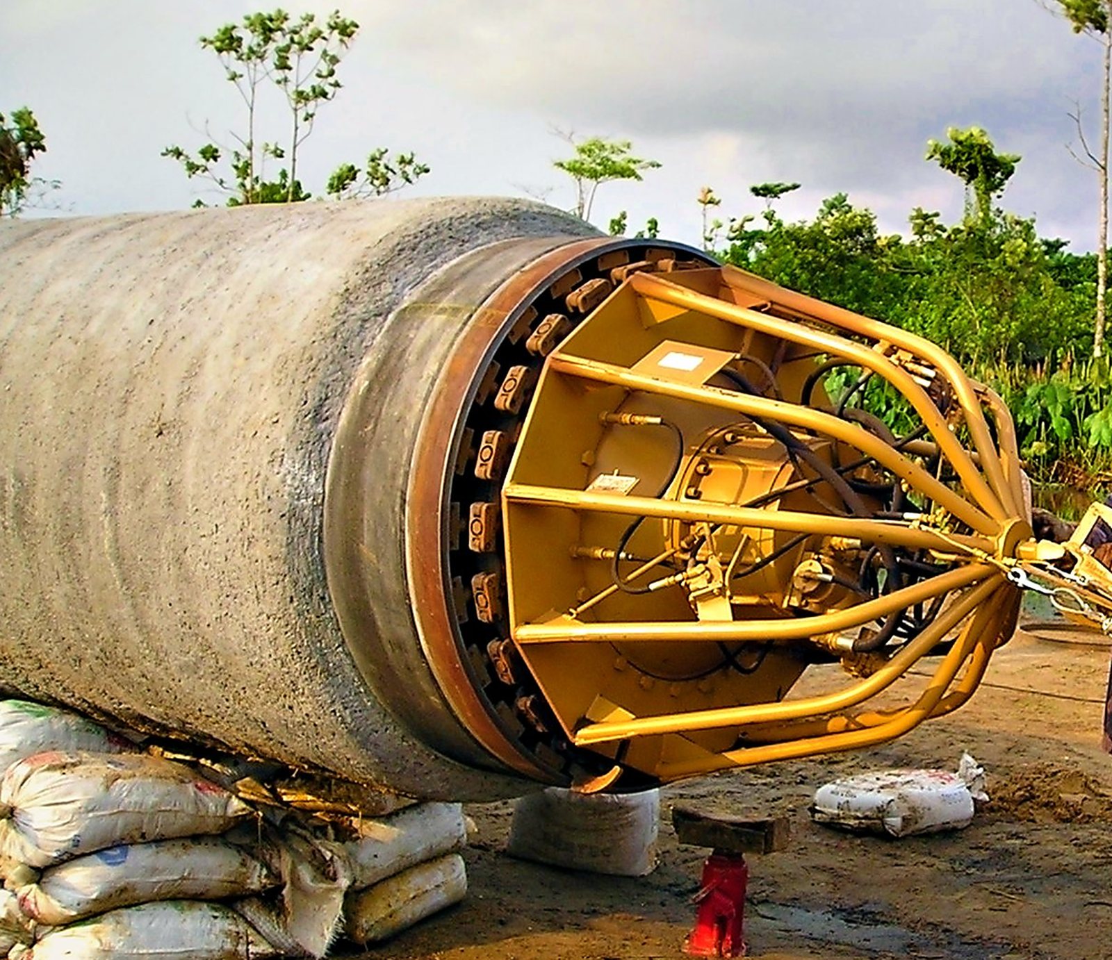 Internal line-up clamp inserted in the end of a concrete-coated pipe