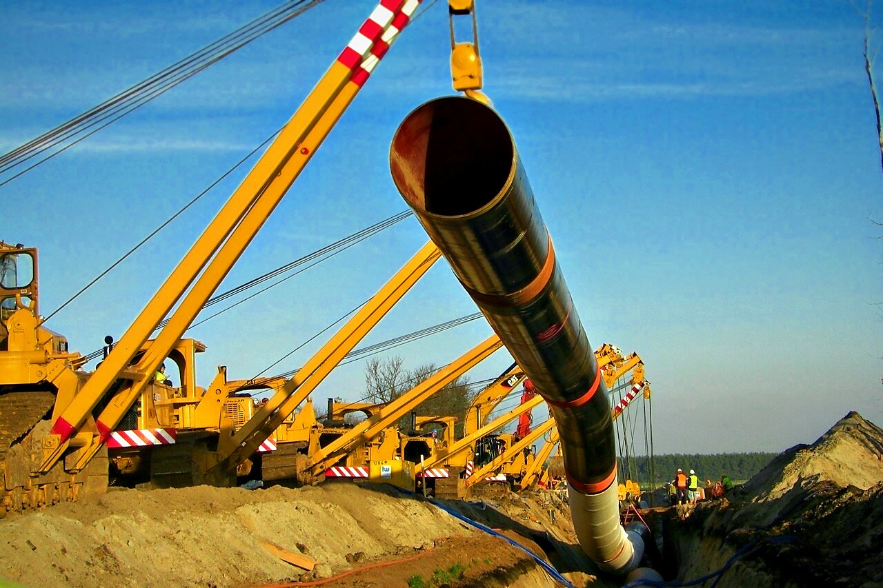Pipe string lifted by sidebooms during lowering-in