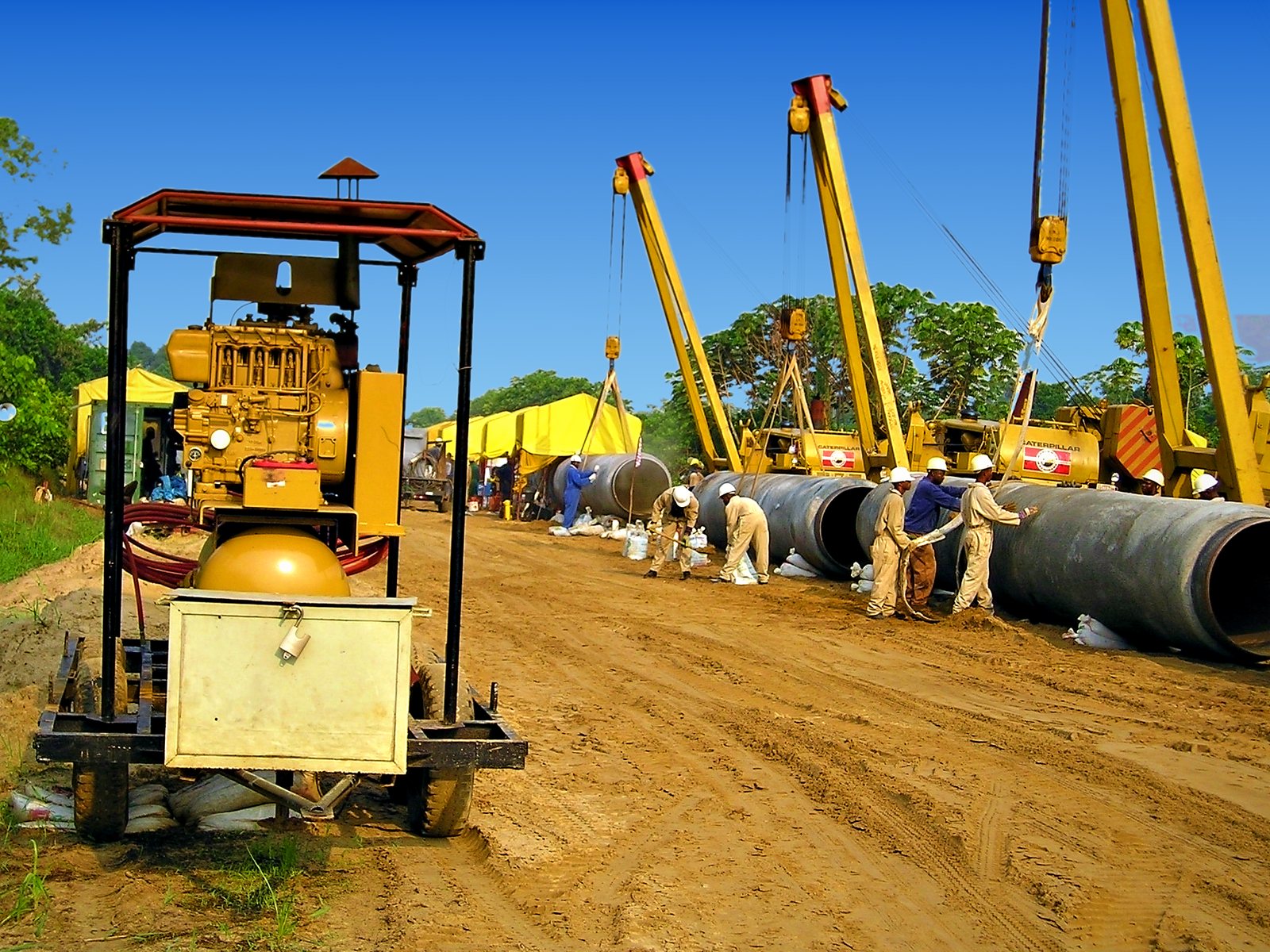 Sidebooms holding joints for line-up with the internal clamp crew