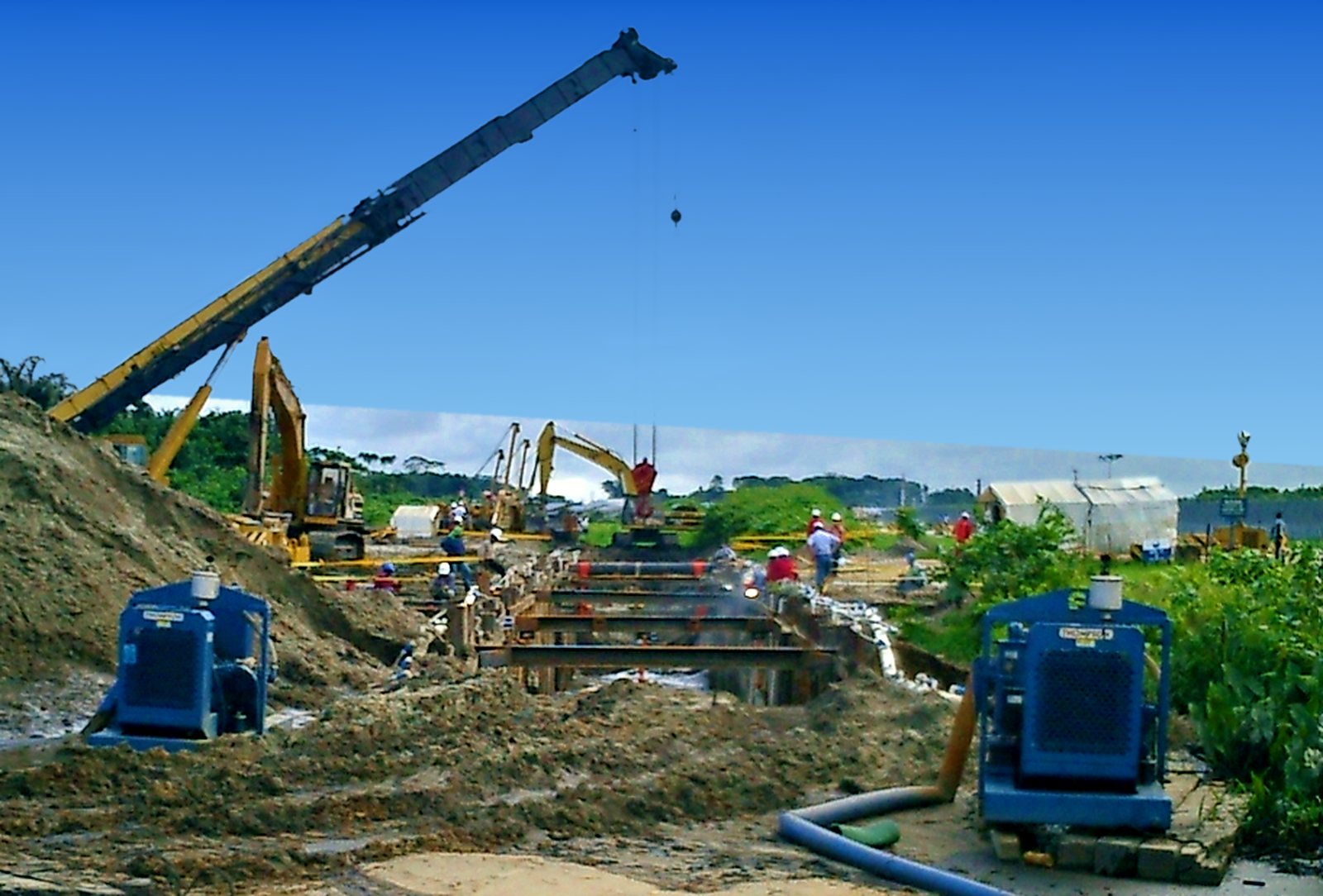 Sheet-piled thrust boring pit with crane and dewatering pumps