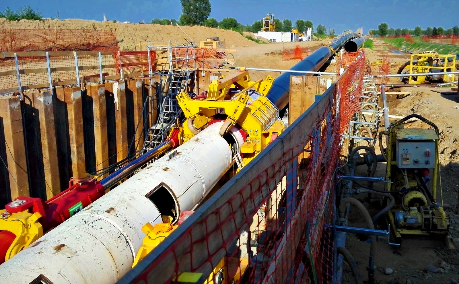 Trenchless crossing launch pit with thrust unit and steel pipeline